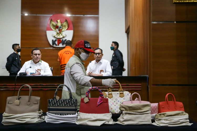 Petugas KPK menunjukkan barang bukti berupa tas mewah milik istri mantan pejabat Direktorat Jenderal Pajak (DJP) Kementerian Keuangan (Kemenkeu) Rafael Alun Trisambodo di Gedung Komisi Pemberantasan Korupsi , Senin (3/4/2023). Rafael Alun Trisambodo resmi ditahan KPK terkait dugaan menerima gratifikasi senilai puluhan miliar rupiah.