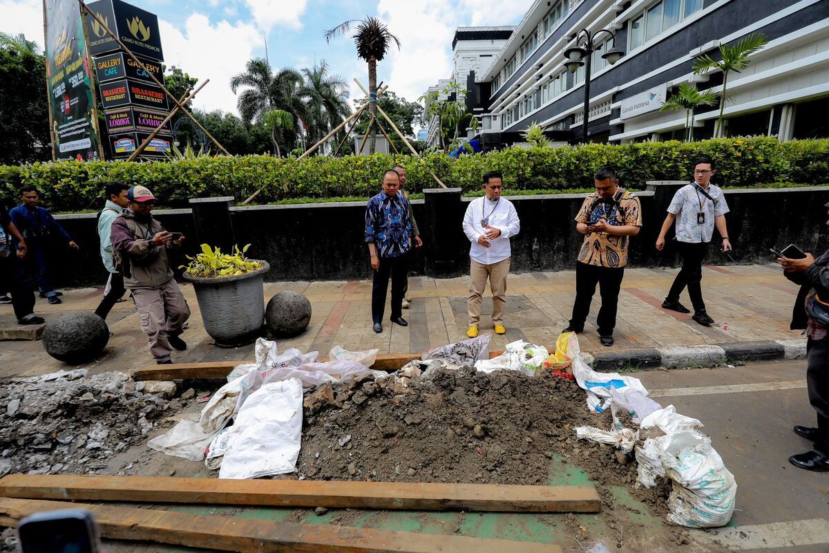 Penjabat (Pj) Wali Kota Bandung, A Koswara meninjau konstruksi galian proyek Infrastruktur Pasif Telekomunikasi (IPT) di Jalan Tamblong, Kota Bandung, Jumat (13/12/2024).