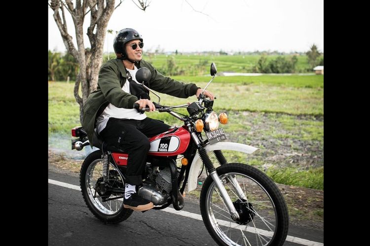 Tarra Budiman dan salah satu koleksi motor gede atau mogenya.