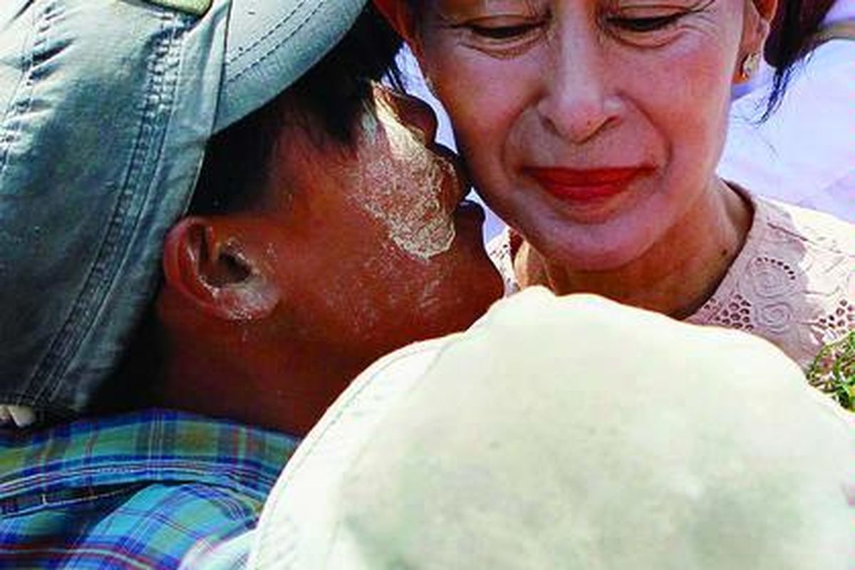 Tokoh prodemokrasi Myanmar, Aung San Suu Kyi, disambut para pendukungnya saat tiba di Bandar Udara Myeik untuk berkampanye menjelang pemilihan umum sela 1 April nanti. Suu Kyi berkampanye di kawasan selatan Myanmar itu, Sabtu (24/3).