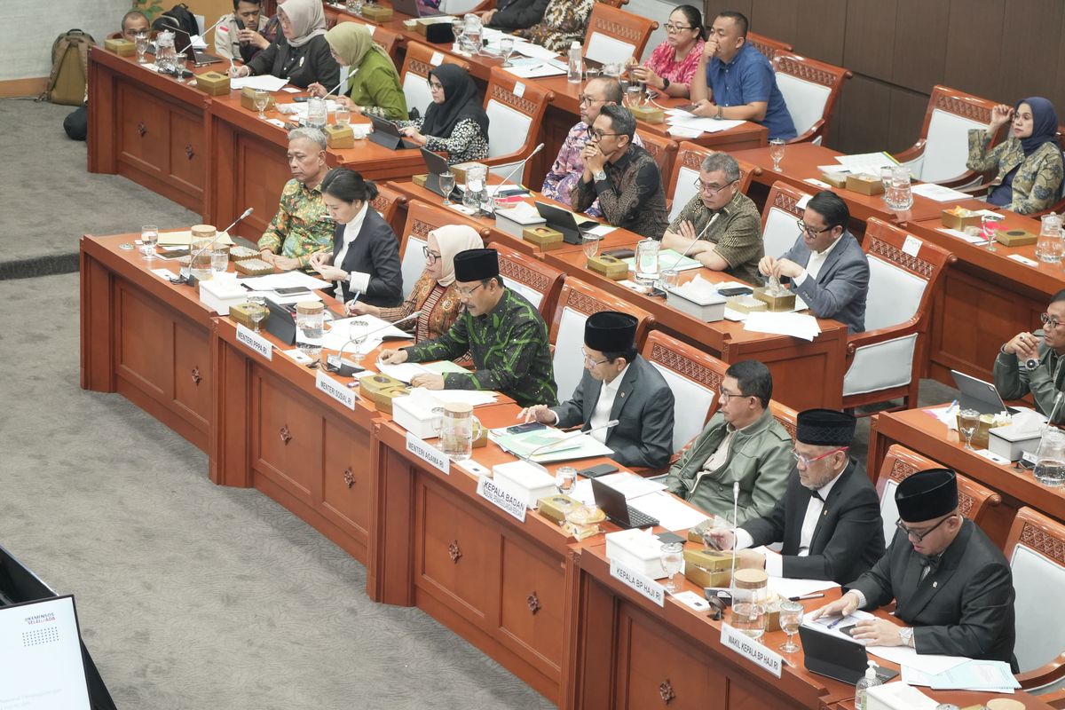 Terlihat Menteri Sosial (Mensos) Saifullah Yusuf (Gus Ipul) bersama jajarannya menghadiri Rapat Kerja bersama Komisi VIII DPR RI membahas laporan keuangan Kementerian Sosial tahun 2024, realisasi anggaran 2025, serta rencana kerja dan pagu indikatif 2026 di Gedung DPR/MPR, Senayan, Jakarta, Kamis (10/7/2025)
