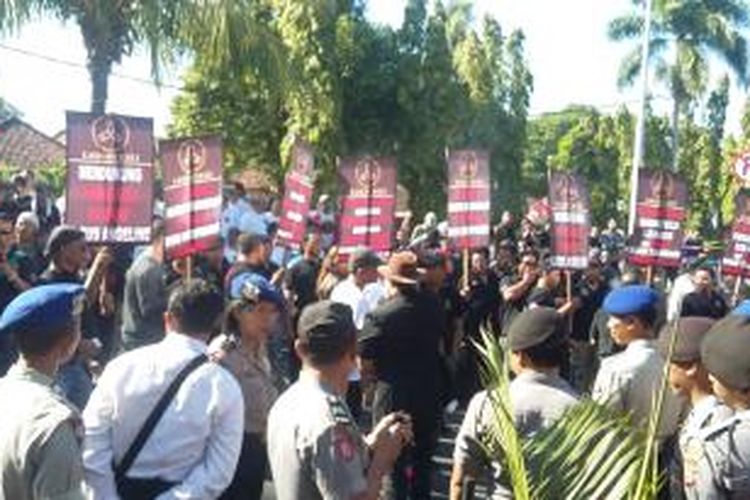 Ormas pendukung Polda Bali datangi PN Denpasar 