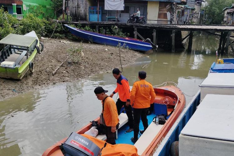 Upaya pencarian 3 nelayan Sebatik, Nunukan, Kaltara, yang hanyut ke perairan Malaysia. Kapal mereka mati mesin dan terbawa ombak sampai Malaysia