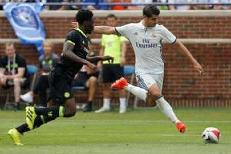 Penyerang Real Madrid, Alvaro Borja Morata Martin (kanan) melepaskan tembakan dalam kawalan ketat bek Chelsea, Ola Aina, pada pertandingan International Champions Cup (ICC) di Ann Arbor pada 30 Juli 2016.
