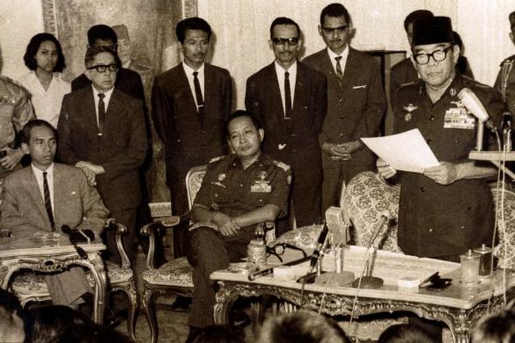 Berdasar Tap MPRS No XIII/1966, Presiden Soekarno menugaskan Letjen Soeharto selaku Pengemban Tap MPR No IX/1966 untuk pembentukan Kabinet Ampera. Letjen Soeharto menjadi Ketua Presidium kabinet tersebut. Bung Karno sedang mengumumkan susunan kabinet tersebut pada tanggal 25 Juli 1966. Letjen Soeharto dan Adam Malik duduk mendengarkan. *** Local Caption *** Presiden Soekarno ketika mengumumkan Kabinet Ampera di Istana Merdeka Senin malaM dan tampak antara lain Ketua Presidium Let.Djen Soeharto dan Menteri Utama Adam Malik.