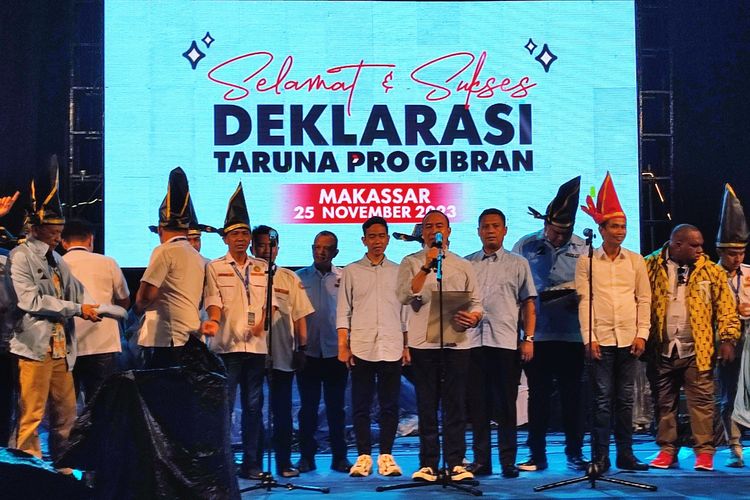 Pengurus Nasional Karang Taruna (PNKT) mendeklarasikan Taruna Pro Gibran guna mendukung calon wakil presiden nomor urut 2, Gibran Rakabuming Raka, di Makassar, Sulawesi Selatan, Sabtu (25/11/2023) malam. Gibran yang sejak kemarin melawat ke Makassar turut hadir dalam acara deklarasi di Pantai Losari yang diguyur gerimis itu. Ketua Umum PNKT, Didik Mukrianto, membacakan piagam deklarasi itu bersama perwakilan PNKT dari berbagai wilayah, bersama Gibran di atas panggung.