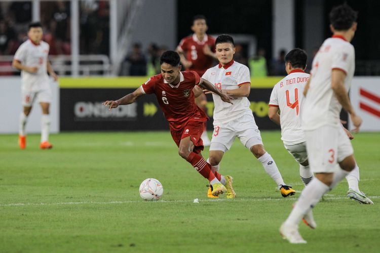 Pemain timnas Indonesia, Marselino Ferdinan Philipus berebut bola dangan pemain timnas Vietnam, Nguyen Quang Hai pada leg pertama semifinal Piala AFF 2022 di Stadion Utama Gelora Bung Karno (SUGBK), Jakarta, Jumat (6/1/2023). Pertandingan ini berakhir dengan skor 0-0.