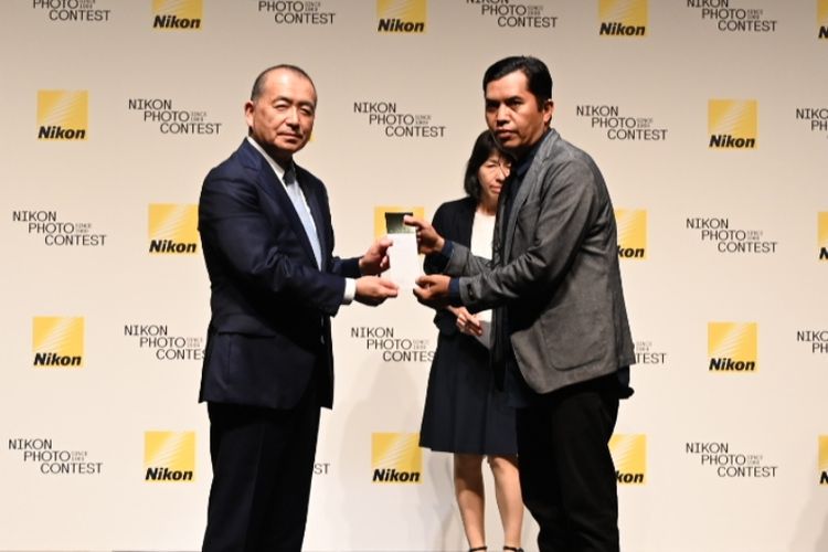 Thaib Chaidar, fotografer Indonesia menerima penghargaan di ajang Nikon Photo Contest 2018-2019.