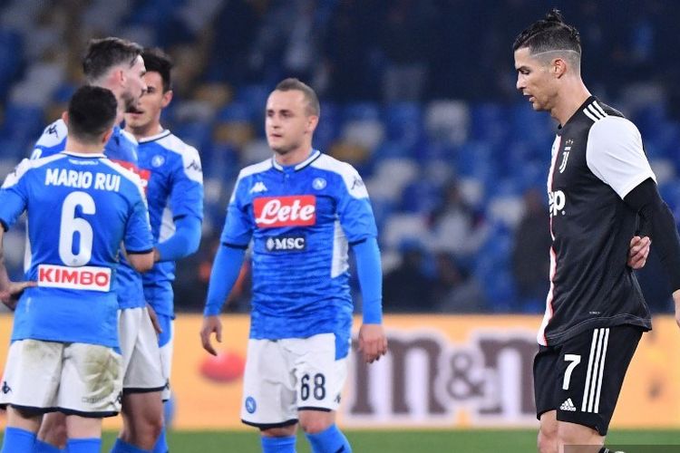 Ekspresi kekecewaan Cristiano Ronaldo (kanan) pada laga Napoli vs Juventus dalam lanjutan pekan ke-21 Liga Italia di Stadion San Paolo, Senin 27 Januari 2020.