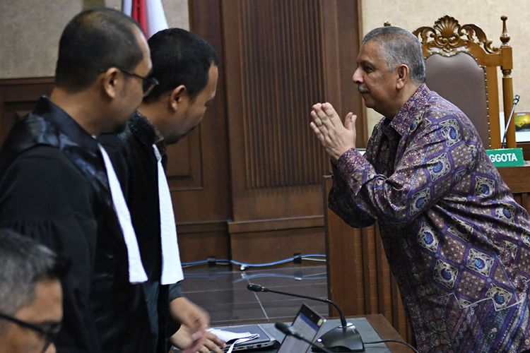 Terdakwa kasus suap proyek PLTU Riau-1 Sofyan Basir (kanan) berbincang dengan jaksa penuntut umum sebelum sidang lanjutan di Pengadilan Tipikor, Jakarta, Senin (21/10/2019). Sidang tersebut beragendakan pembacaan nota pembelaan atau pledoi terdakwa. Pada sidang sebelumnya jaksa penuntut umum (JPU) dari KPK menuntut terdakwa dengan pidana penjara selama lima tahun dan denda Rp200 juta subsider tiga bulan kurungan.