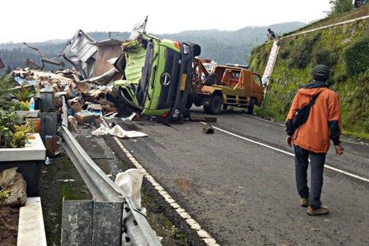 Truk muatan minuman isotonik mengalami kecelakaan tunggal di jalan tembus Tawangmangu Kabupaten Karanganyar, Jumat (22/1/2021). 
