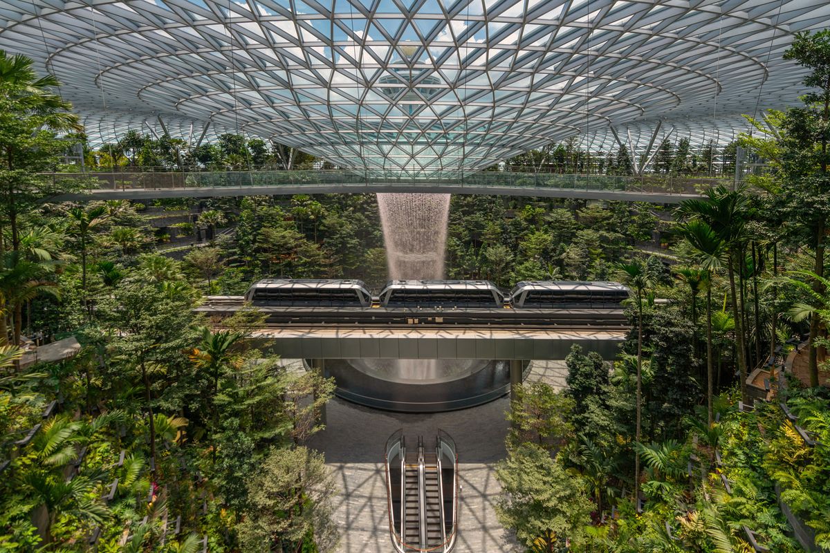 Air terjun bernama Rain Vortex di Bandara Jewel Changi, Singapura