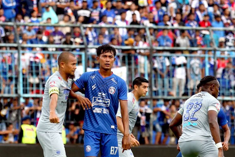 Pemain Arema FC Johan Ahmad Alfarizi dijaga ketat kapten Persib Bandung, Supardi saat Liga 1 2020 pekan ketiga yang berakhir dengan skor 1-2 di Stadion Kanjuruhan Malang, Jawa Timur, Minggu (08/03/2020) sore.