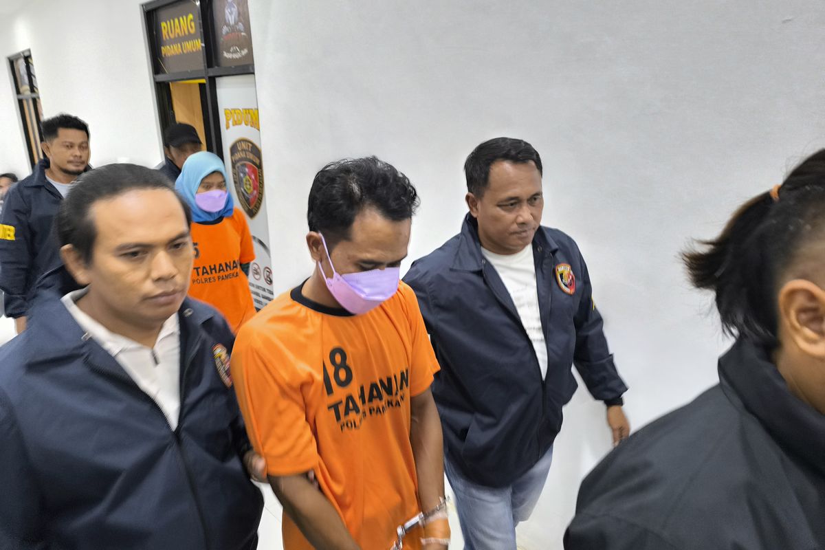 Dua tersangka pembunuhan sadis dibawa ke ruang tahanan Polres Pamekasan, Jumat (7/11/2025)