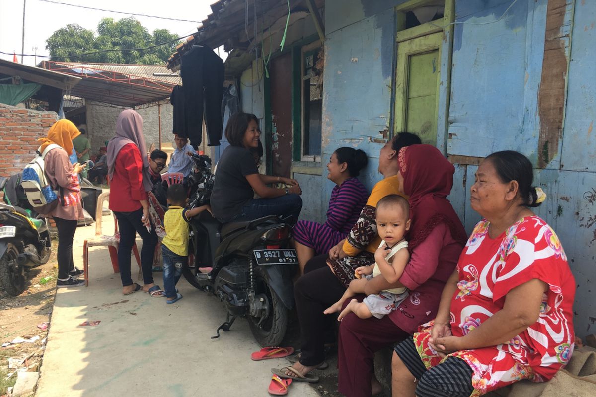 Warga di sekitar tempat kediaman almarhum MA, pria yang dibakar hidup-hidup di Bekasi, di Kampung Jati, Desa Cikarang Kota, Cikarang Utara, Minggu (6/8/2017).