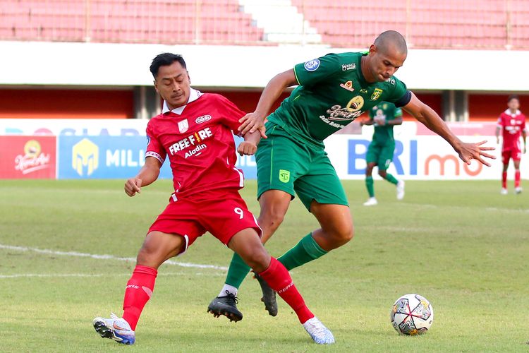 Pemain Persebaya Surabaya Leo Lelis duel dengan pemain Persis Solo Samsul Arif saat pertandingan pekan ke-16 Liga 1 2022-2023 yang berakhir dengan skor 0-0 di Stadion Maguwoharjo Sleman, Rabu 921/12/2022) sore.
