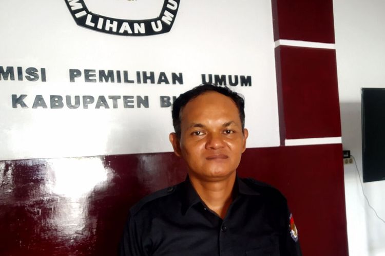 Ketua KPU Kabupaten Blitar Hadi Santosa berpose di meja resepsionis Kantor KPU, Sabtu (4/11/2023)
