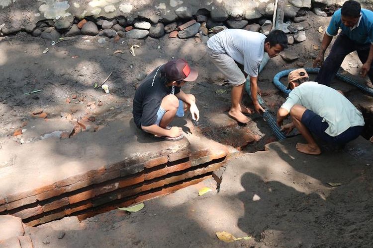 Warga Dusun Sumberbeji, Desa Kesamben, Kecamatan Ngoro, Kabupaten Jombang, Jawa Timur, membersihkan waduk yang bersumber dari sumber mata air alami, di Dusun setempat, Minggu (30/6/2019).