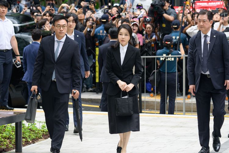 Mantan Ibu Negara Korea Selatan, Kim Keon Hee, istri mantan Presiden Korea Selatan Yoon Suk Yeol yang dimakzulkan, tiba di kantor kejaksaan khusus di Seoul, Rabu (6/8/2025). Kim Keon Hee, istri mantan Presiden Yoon Suk Yeol, Rabu (24/9/2025), jalani pengadilan di Seoul atas tuduhan manipulasi saham dan korupsi.
