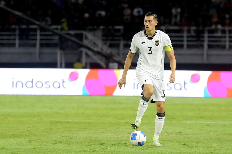 Pemain timnas Indonesia Jay Idzes saat laga FIFA Matchday melawan Lebanon yang berakhir dengan skor 0-0 di Stadion Gelora Bung Tomo Surabaya, Jawa Timur, Senin (8/9/2025) malam.