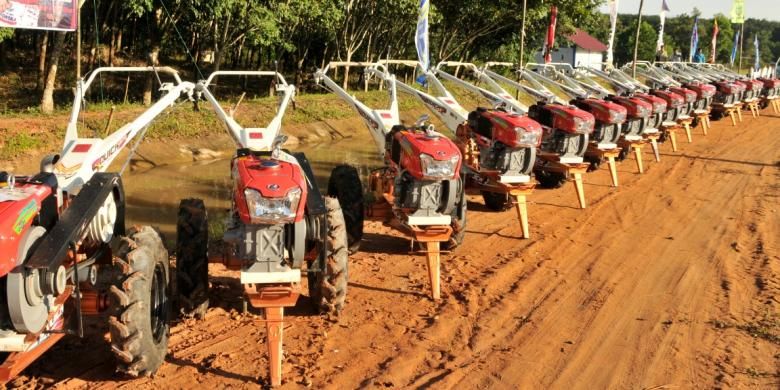 Menteri Pertanian (Mentan) Andi Amran Sulaiman menyerahkan bantuan 280 alat mesin pertanian (alsintan) untuk para petani Kabupaten Ogan Komering Ulu (OKU) Timur dari total 2.000 alsintan yang diberikan untuk Sumatera Selatan.
