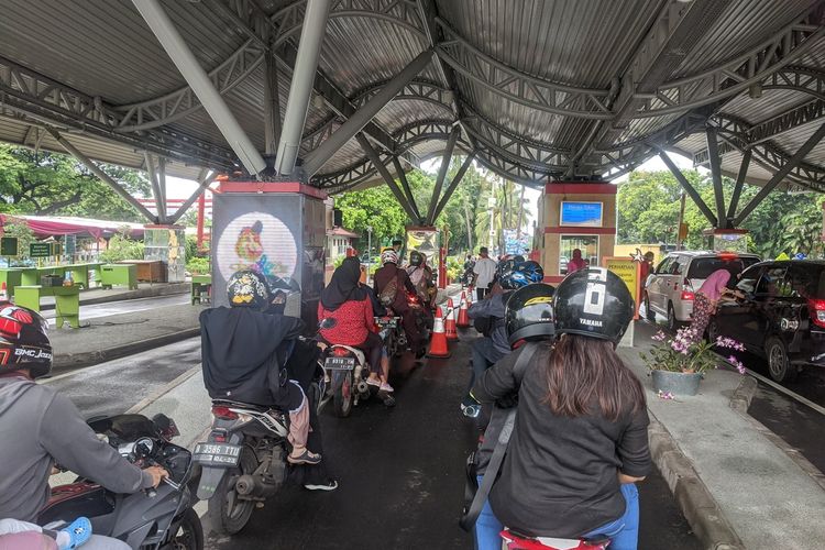 Puluhan ribu pengunjung padati Taman Impian Jaya Ancol saat libur Natal 2019.