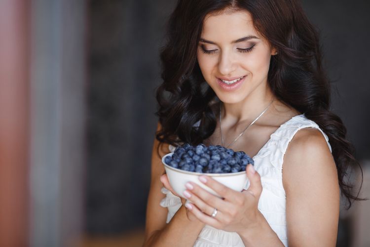 Ilustrasi makan buah blueberry