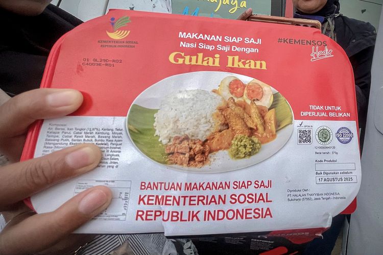 Paket makanan dengan label bantuan Kementerian Sosial RI Tahun 2024 dibagikan kepada relawan penanganan keracunan massal MBG di kecamatan Cipongkor, Bandung Barat, Rabu (24/9/2025).