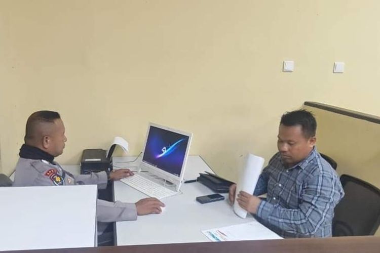 Anggota Bawaslu Provinsi Maluku Daim Baco Rahawarin melaporkan Ketua Panwaslu Kecamatan Huamual ke kantor Polda Maluku, Minggu malam (28//4/2024).