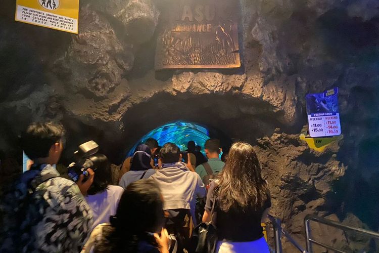 Suasana di tempat rekreasi Sea World di Ancol, Jakarta Utara, Selasa (27/6/2023) saat libur sekolah.