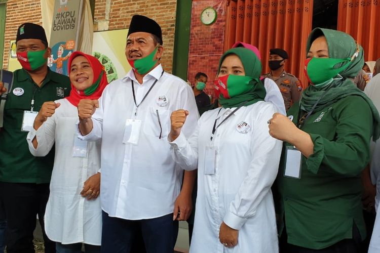 Pasangan Pungkasiadi - Titik Masudah usai mendaftarkan diri sebagai pasangan bakal calon bupati dan wakil bupati dalam Pilkada Kabupaten Mojokerto, Jawa Timur, Minggu (6/9/2020).