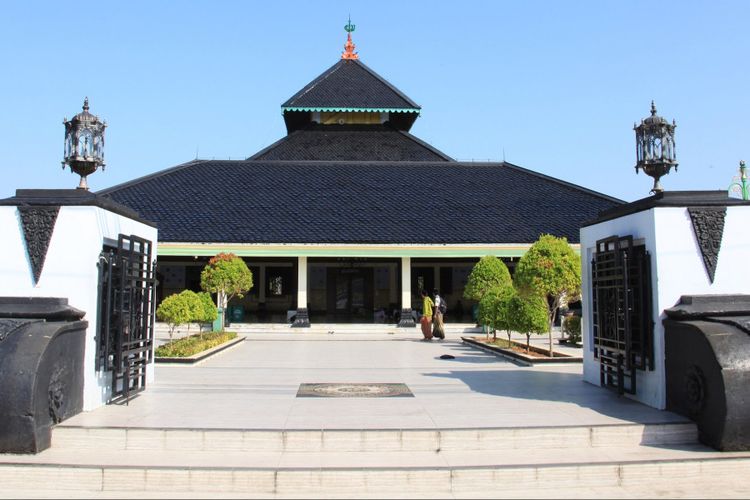 Masjid Agung Demak, salah satu peninggalan kerajaan Islam di Jawa.