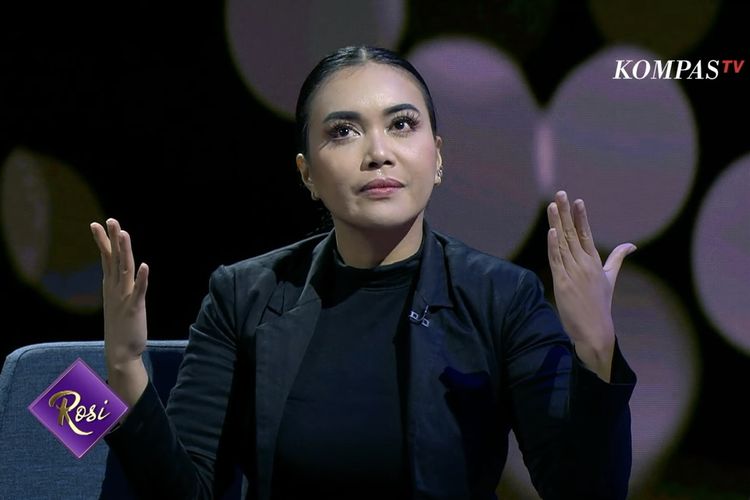 Denada saat menceritakan anaknya divonis leukimia dalam acara Rosi di Kompas TV. 