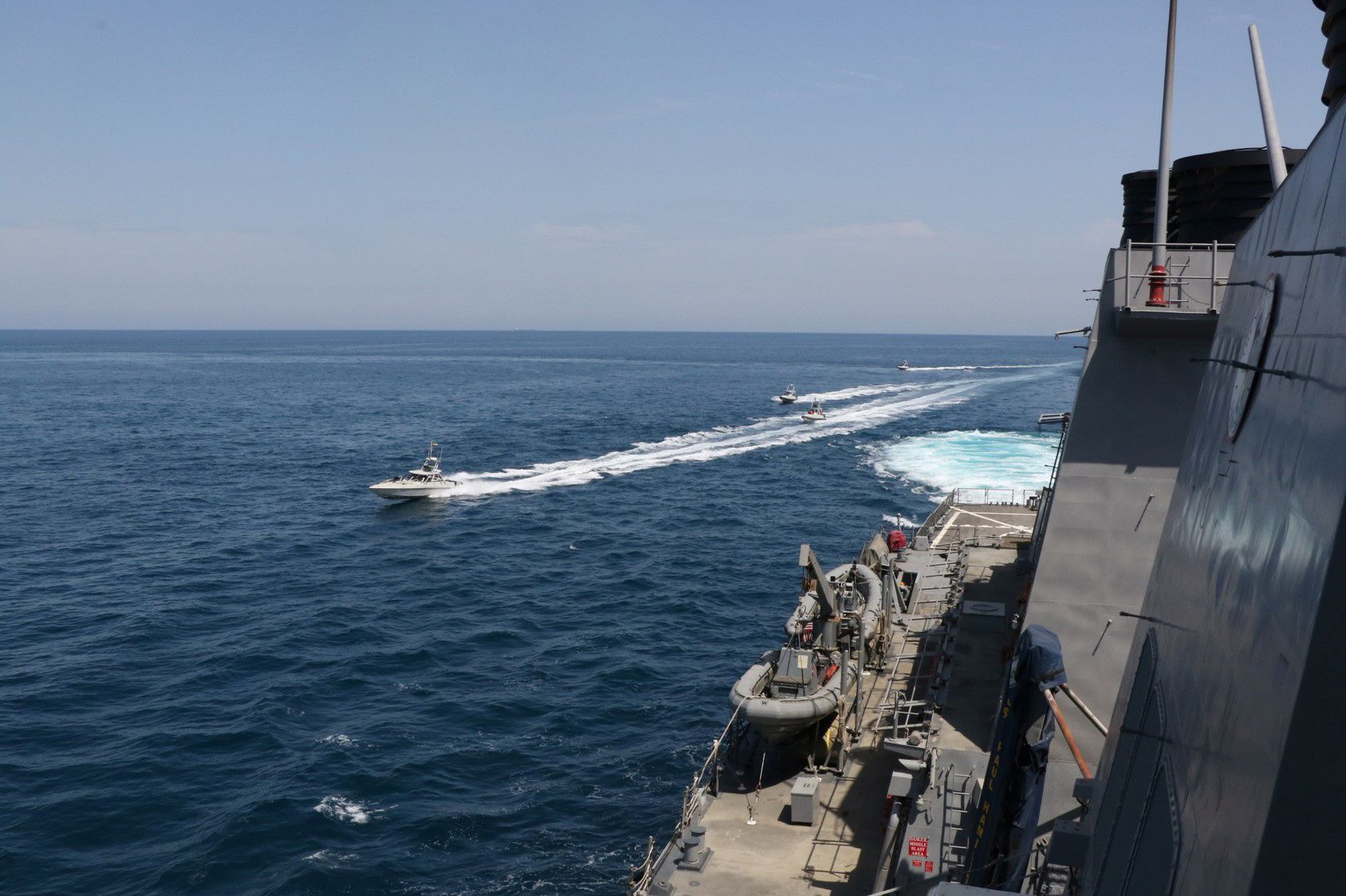 Tensi Memanas, 11 Kapal Iran Kepung 6 Kapal AS