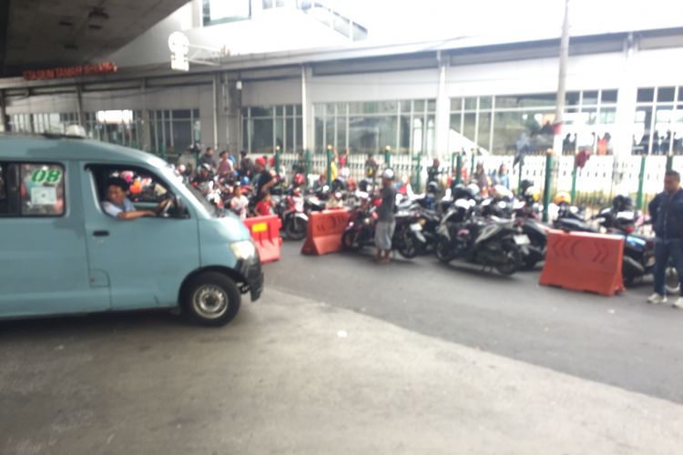 Pengendara sepeda motor mengeluhkan kenaikan tarif parkir yang dikelola UP Perpakiran DKI Jakarta di kawasan Jalan Jatibaru Raya, Tanah Abang, Jakarta Pusat, Kamis (7/6/2018).