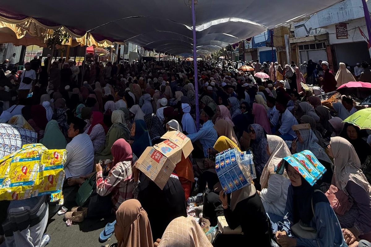 Ribuan warga mendatangi peringatan haul ke-44 Abdul Hamid. Pemerintah Kota Pasuruan meliburkan ASN dan seluruh sekolah untuk mengikuti kegiatan tersebut, Selasa (02/09/2025). 