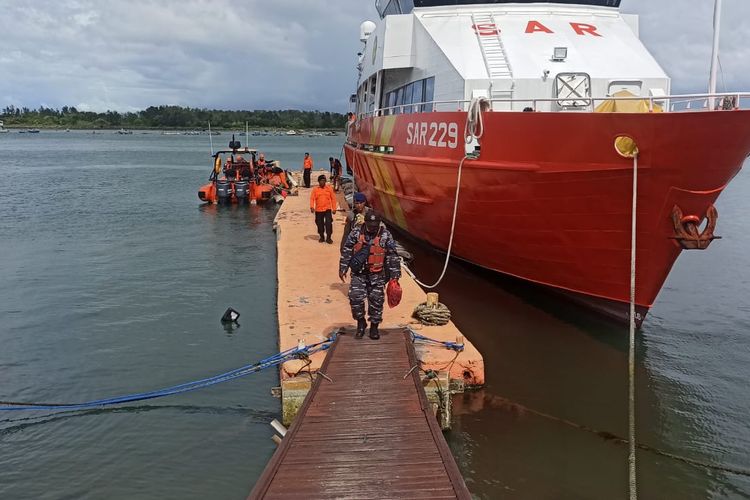 Tim SAR gabungan berlabuh di Pelabuhan Benoa, Denpasar, Bali, usai melaksanakan operasi SAR pencarian sembilan Anak Buah Kapal (ABK) KM Linggar Petak 89 yang tenggelam di perairan Samudera Hindia. Operasi SAR ini pun ditutup pada Senin (6/3/2023), meski sembilan korban masih hilang. Kompas.com/ Yohanes Valdi Seriang Ginta
