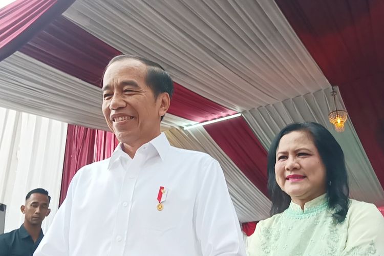 Presiden Joko Widodo didampingi Ibu Negara Iriana Joko Widodo menyampaikan keterangan pers usai memberikan hak suaranya (mencoblos) di TPS 10 Gambir, Jakarta Pusat pada Rabu (14/2/2024) pagi.