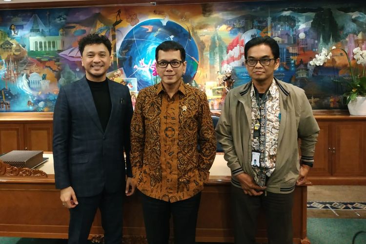 Menteri Pariwisata dan Ekonomi Kreatif Wishnutama Kusubandio (tengah) dan CEO Indonesia Esports Premiere League Giring Ganesha (kiri) melakukan audiensi di Kantor Kemenparekraf, Jakarta, Selasa (7/1/2020).