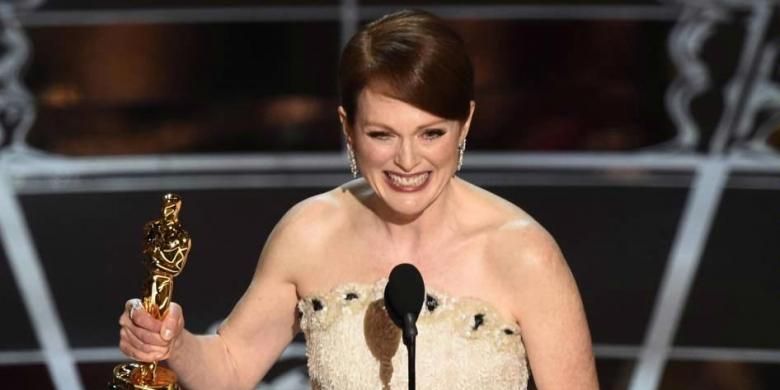 Pemenang Best Actress Julianne Moore memperlihatkan Piala Oscar 2015 di Hollywood, California, 22 Februari 2015.