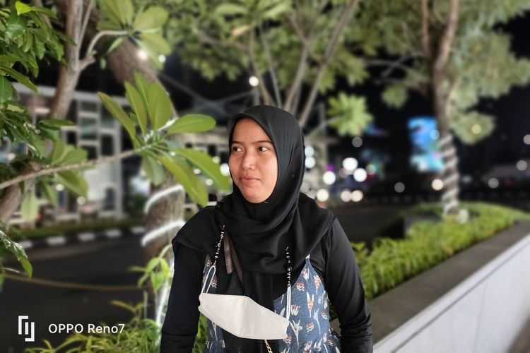 Foto portrait pakai Oppo Reno7 4G di malam hari dengan kondisi pencahayaan terang.