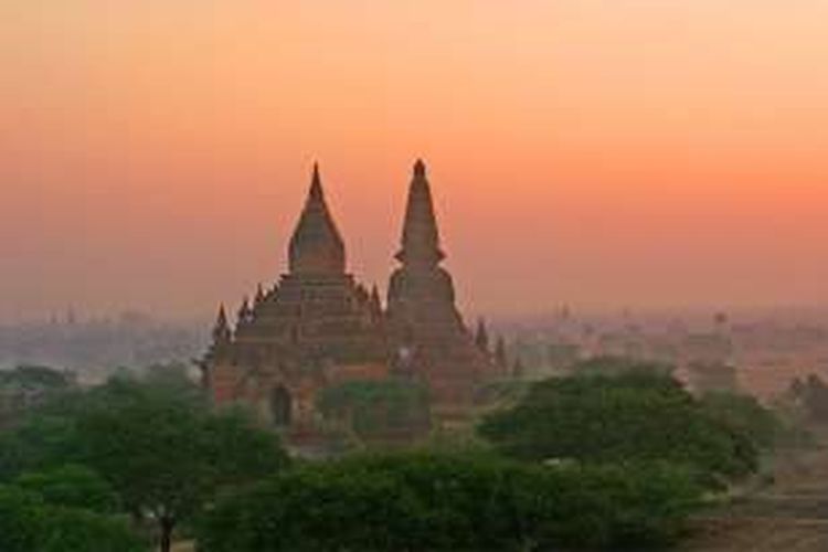 Pemandangan kota Bagan, Myanmar di saat matahari terbit.