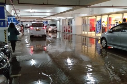 Usai Hujan Deras, Air Menggenang di Basement Trans Studio Mall Cibubur