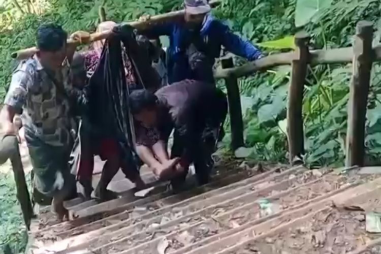 Hendak Melahirkan, Ibu Hamil Ditandu Naik Bukit Curam di Sumenep