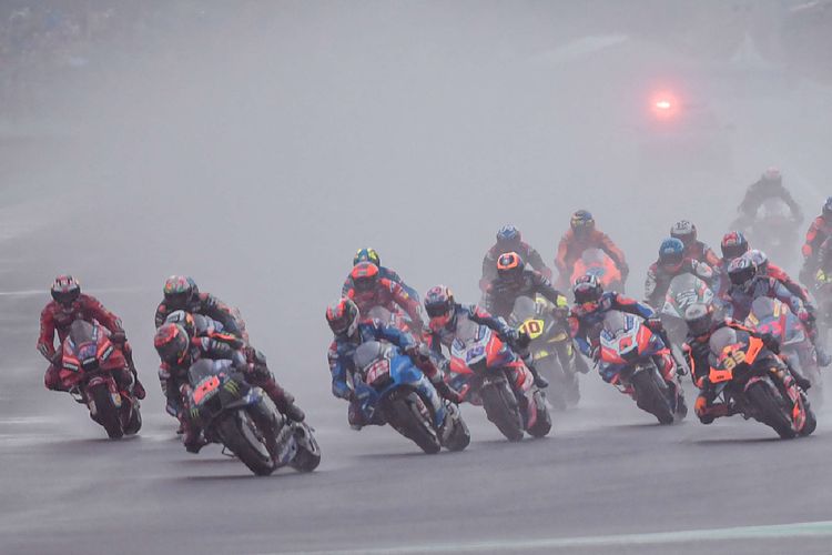 Para pebalap berkompetisi saat balapan MotoGP Indonesia di Sirkuit Internasional Mandalika di Kuta Mandalika, Lombok Tengah, Minggu (20/3/2022). Terkini, penjualan tiket MotoGP Mandalika 2023 bakal dimulai pada Senin (17/7/2023). 