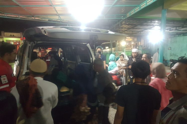 Warga mengevakuasi korban kecelakaan di Jalan Lingkar Salatiga