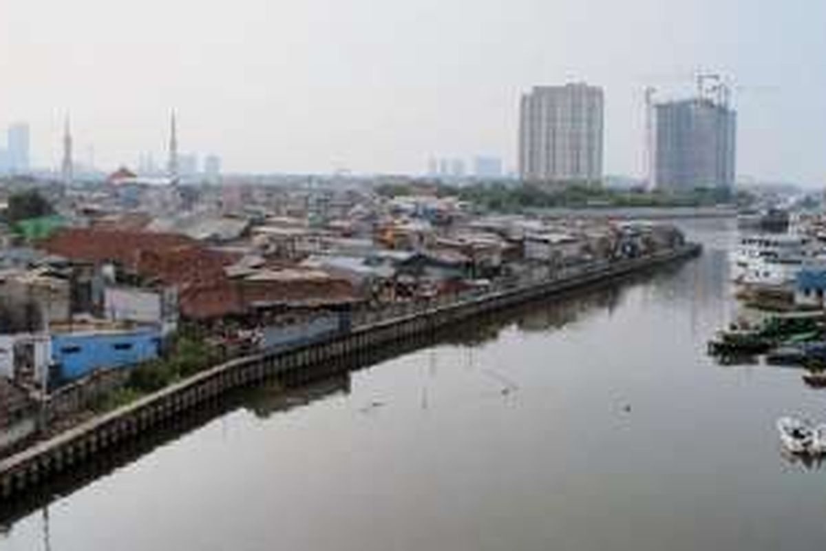  Wajah muara Sungai Pakin di kawasan Pasar Ikan, Jakarta Utara, Minggu (10/4). Menurut rencana, hampir seluruh bangunan di sisi kiri sungai akan dibongkar sehingga Masjid Luar Batang yang kini hanya terlihat dua menara saja akan terlihat utuh dari sisi ini. 