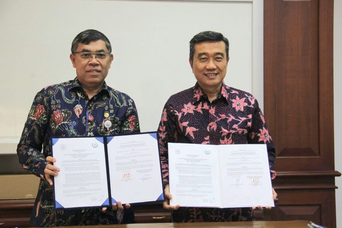 Kepala Badan Riset dan Sumber Daya Manusia (BRSDM) Kementerian KP I Nyoman Radiarta bersama Rektor President University Chairy menandatangani perjanjian kerja sama (PKS) di Kampus President University, Cikarang, Bekasi, Selasa (19/9/2023).

