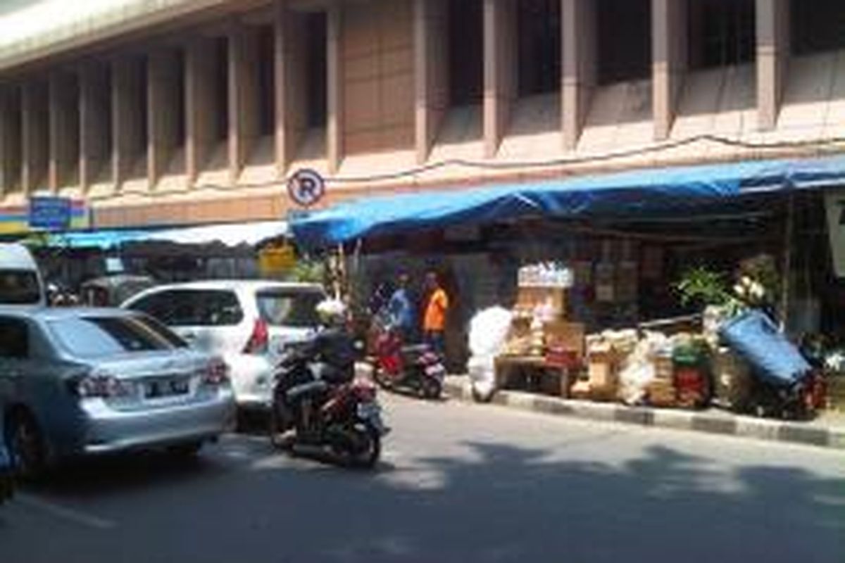 Pedagang parsel kembali berjualan di trotoar depan stasiun Cikini setelah ditertibkan, Rabu (25/9/2013)