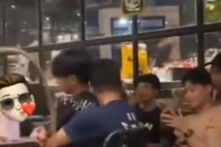 Beredar di media sosial sebuah video yang memperlihatkan tindakan asusila di Kafe Wow, Jalan Warung Jati Timur Raya, Kalibata, Pancoran, Jakarta Selatan. 